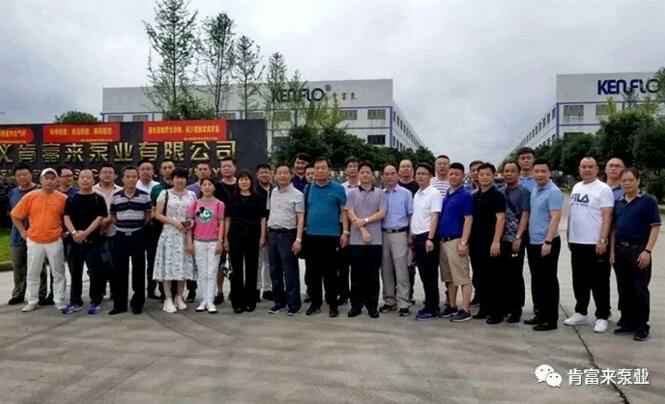 与会人员在遵义米兰体育·页面网站登录入口-米兰(中国)有限公司大门口合影留念
